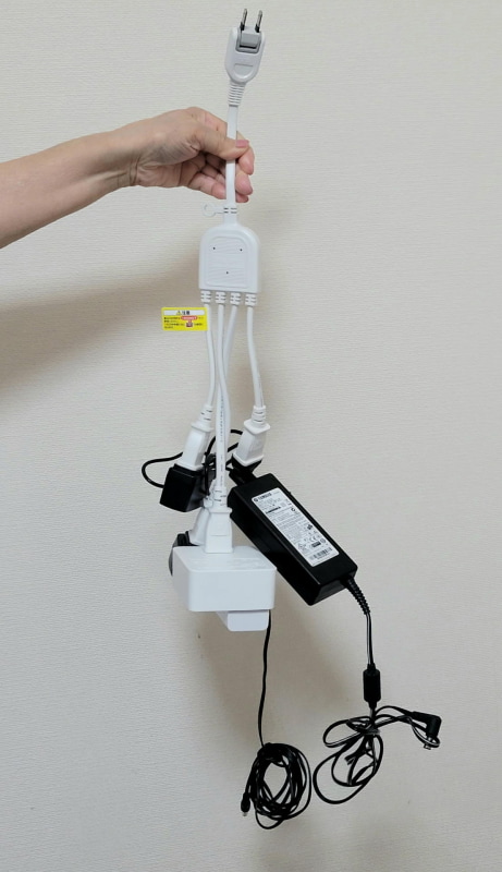 発想は素晴らしいが佇まいは全く美的ではないので、少し大きめで余裕のあるテーブルタップボックス（ケーブルボックス）に収めるのが家庭内円満のコツだ