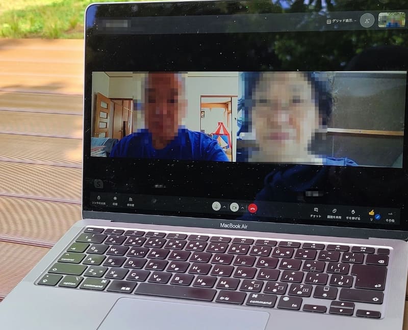 Skypeでビデオ通話しながら予約 ※写真は予約完了後に撮影したイメージ