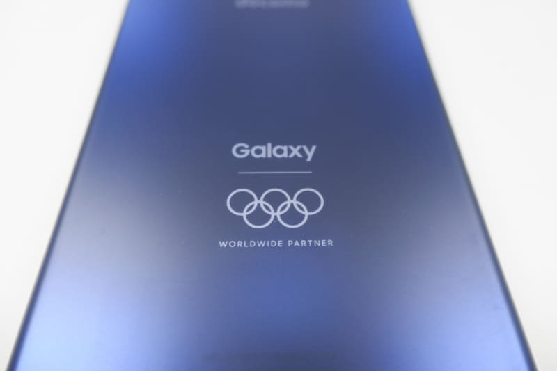 オリンピックのロゴマークが背面に映える