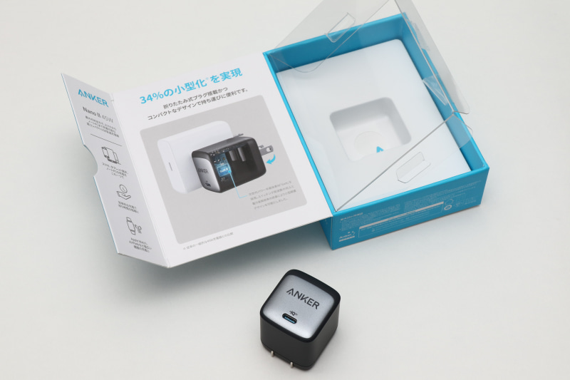 パッケージは最近の機器らしく凝ったもの。マグネット内蔵で蓋が閉まる構造だ