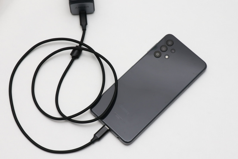 スマートフォンの充電ももちろん可能。余裕をもって急速充電できる