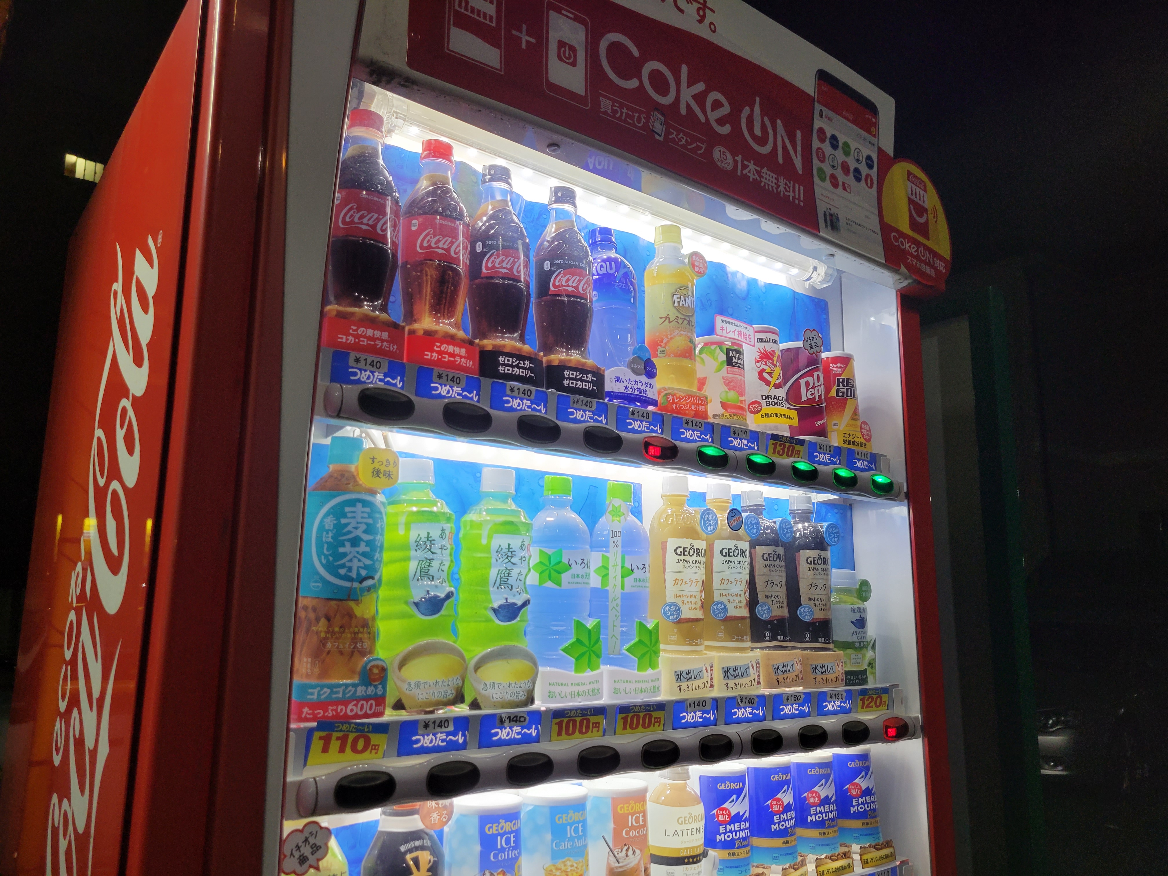 きれいな夜景を撮りに行けなかったので、カメラに詳しいライターのOさんが撮っていたのをマネして夜の自動販売機を撮りました。強い光、赤と緑のランプがにじまずくっきり。でも、Oさんほど格好良く撮れないのは私の技術不足のせいです。