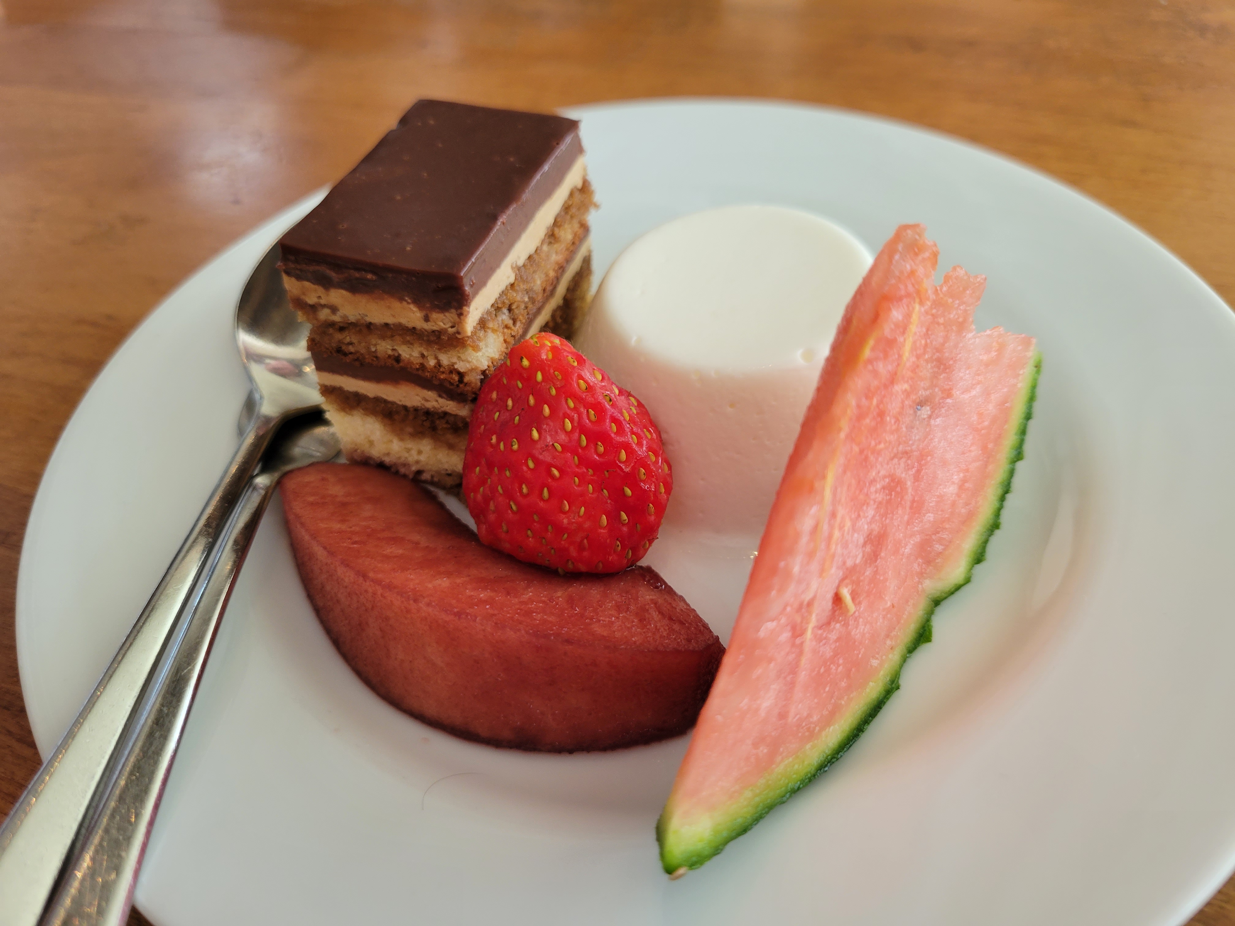 S21の方が若干明るめに見えますが、色味などは好みの問題としか言えないレベル。（左：Galaxy S21 5G、右：Galaxy A52 5G）