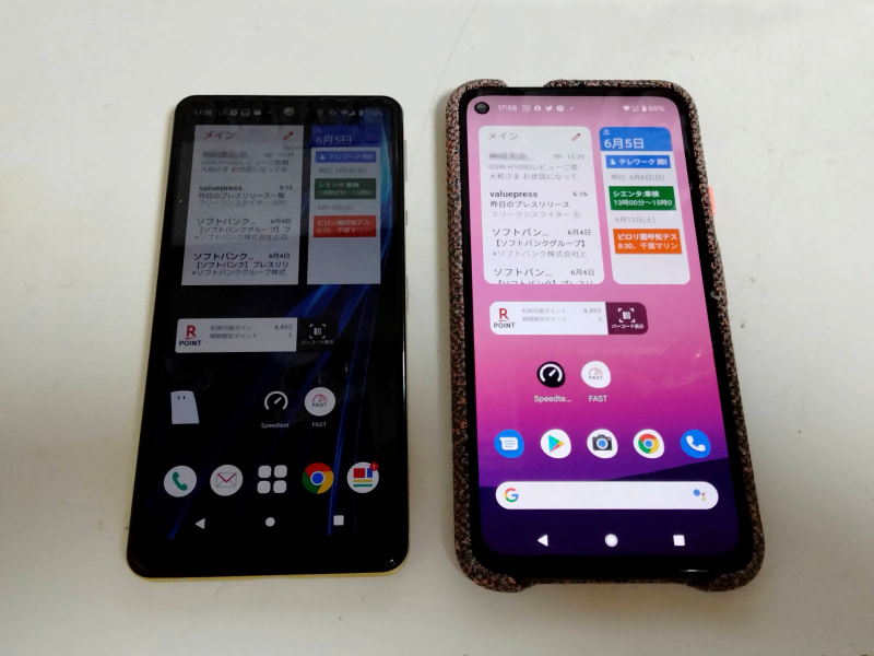 左：Android 11のAQUOS sense5G、右：Android 12ベータインストール済みのPixel 4a（5G）