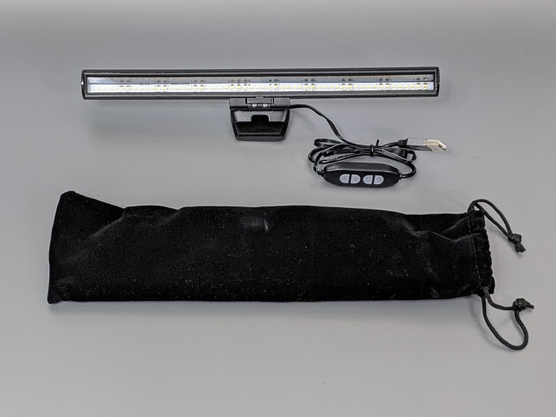 持ち歩き用のポーチが付属。このほか日本語の取説も付属する