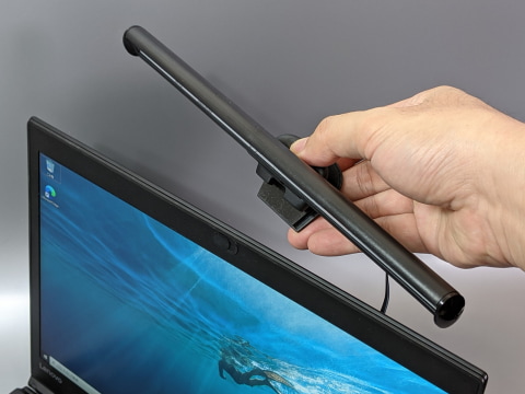 ノートパソコン手前での筆記作業に便利、クリップ装着式のUSBデスク