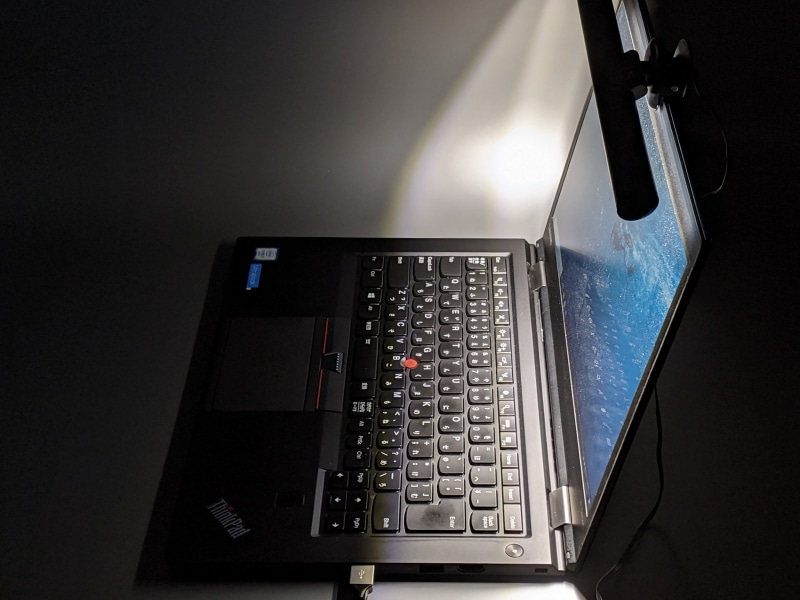 角度を最大限まで下げるとキーボードだけを照らすことができる