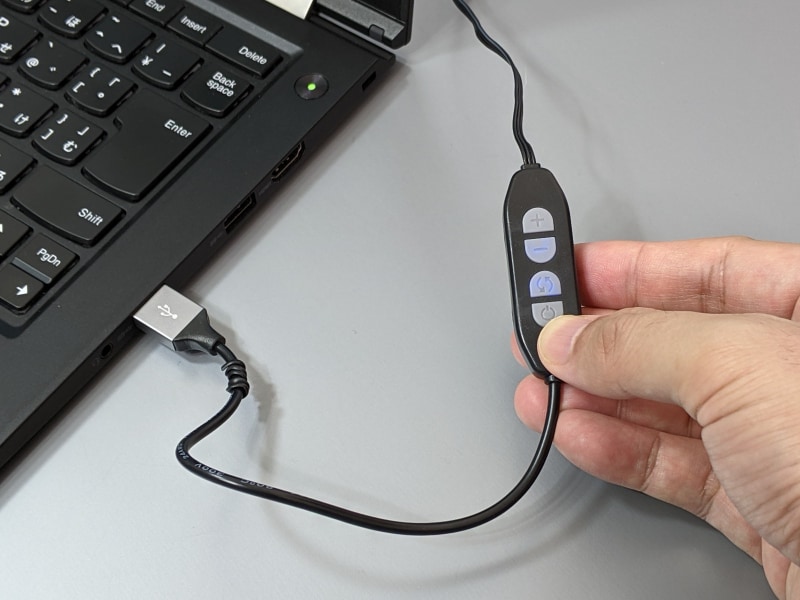 電源オン、色調整、明るさ調整（10段階）はUSBケーブルの中間にあるリモコンで行う