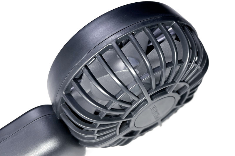 Silky Wind Handy Fan Sのファンを覗いた様子。見えづらいが、前後に2つのファンがある。これら2つのファンをそれぞれ別のモーターで回転させている