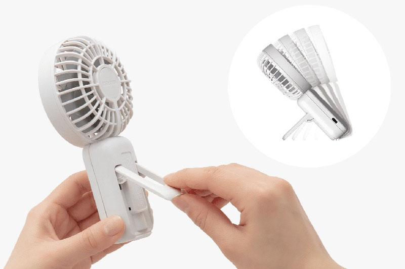 Silky Wind Handy Fan SはUSB充電（2000mAhリチウムイオン充電池内蔵）で使えるポータブルファン。風量は弱・中・強・ターボの4段階で、弱運転だと最大10時間連続使用が可能だ。4段階調節のスタンドを格納しており、机上に立てて使うこともできる。サイズは162×85×39mmで重さ140g。カラーはシロ、ミズイロ、ダークグレーの3色がある。価格は1980円