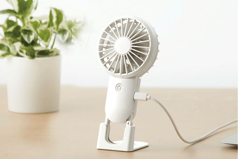 Silky Wind Mobile 2はUSB充電（1400mAhリチウムイオン充電池内蔵）で使えるポータブルファン。風量はリズム・弱・中・強・ターボの5段階で、リズム運転だと最大11時間連続使用が可能だ。カラビナでバッグなどに引っ掛けて携帯できる。また付属のスタンドを使えば自立させて使える。サイズは177×85×35mmで重さ120g。カラーはクロ、ミズイロ、サクラ、シロの4色がある。価格は2780円