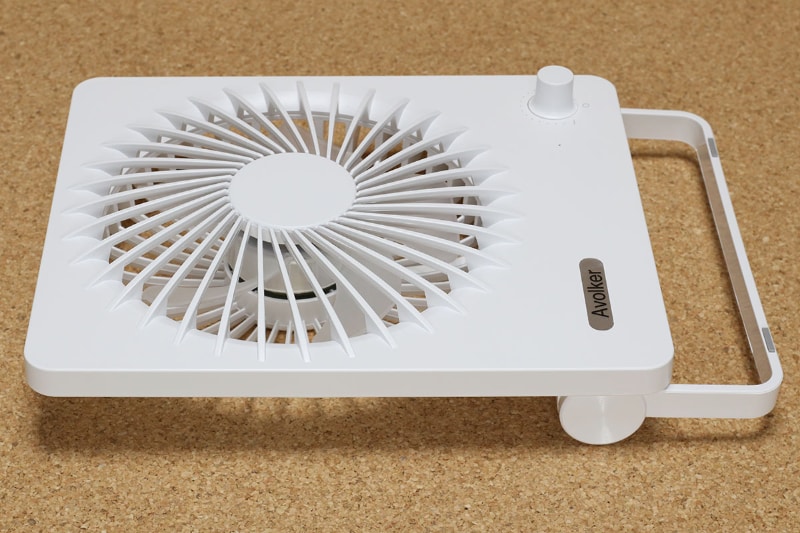 avolkerブランド「USB扇風機」は、脚を伸ばすと非常に薄くなる。その厚みは3〜4cm程度だ。オフシーズンにしまっておく時、こういう薄さは非常にありがたい