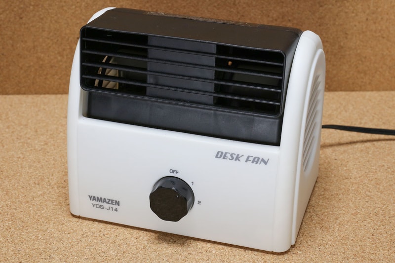 山善「DESK FAN YDS-J14」という卓上扇風機（コンセント接続式）で、サイズは幅18×奥行14.5×高さ15cm、重さは1kg。Amazonにて2480円で購入した