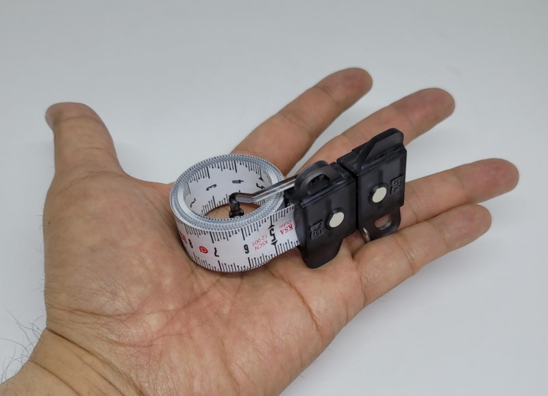 手のひらに余裕で乗っかるコンパクトさは最高。ケース無しでもエッジは綺麗に処理されていて安全だ