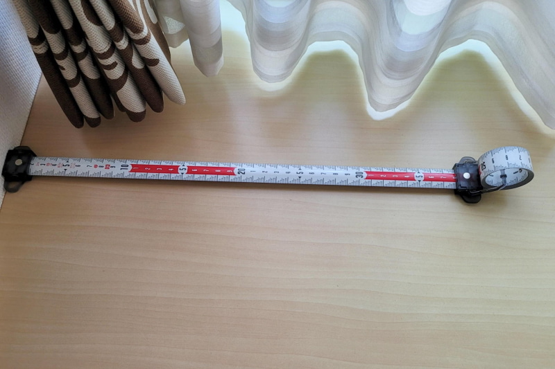 実際に、先端のスライダーを壁に押し当て本体側のスライダーで長さを読む