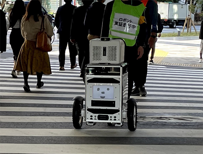 交差点を横断する自動走行ロボット