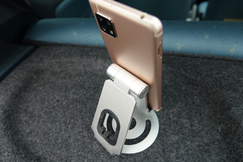 会社にあったスマホスタンド。これでパソコンの横に並べると使い勝手が良い