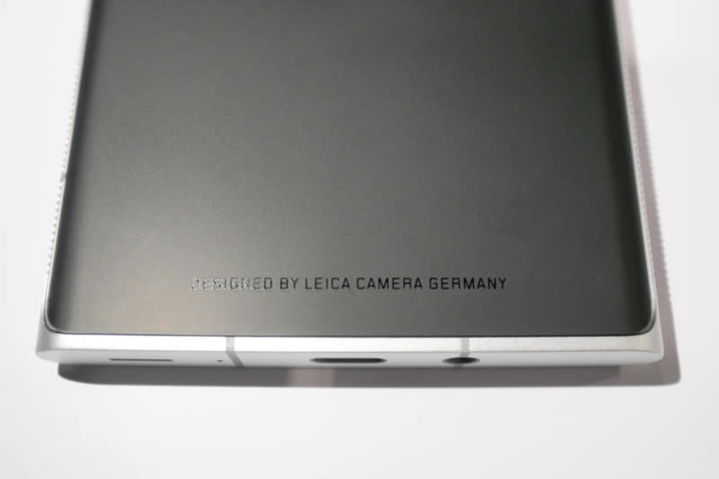 背面下部には「DESIGNED BY LEICA CAMERA GERMANY」の文字