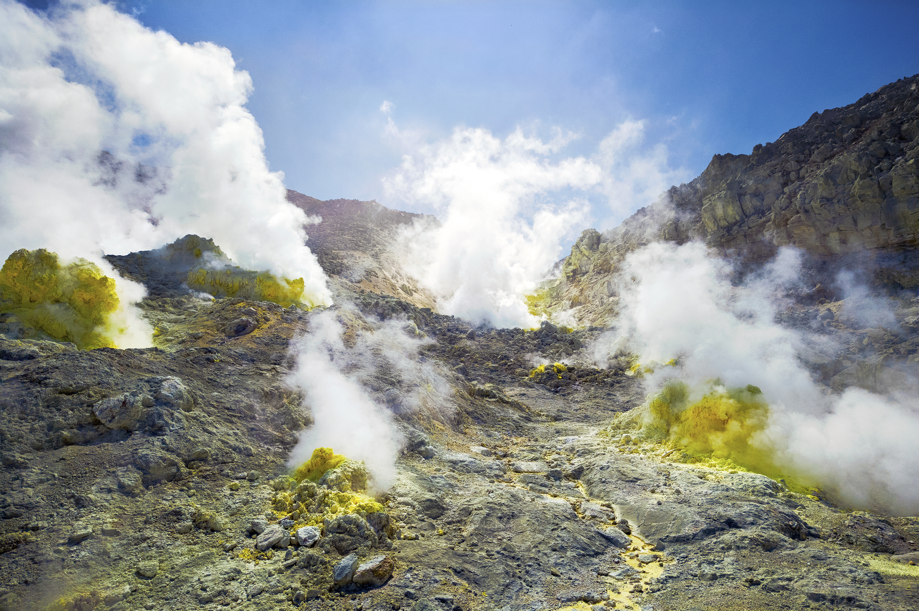 巨大な硫黄山（C)Anju