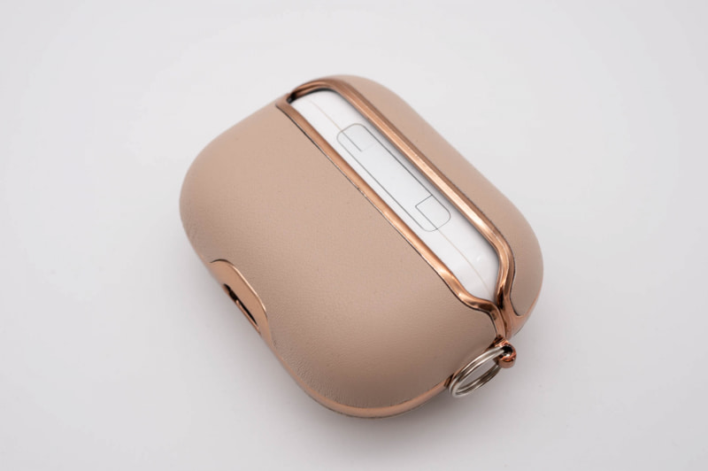 やはり開いたときのために背面には切り欠きがある