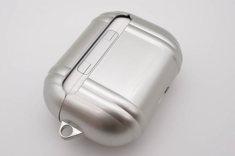 背面はヒンジ部のために切り欠きがある