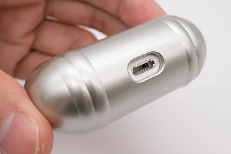 Lightning端子部。ちょっと大きめの開口なのでケーブルはわりと選ばない