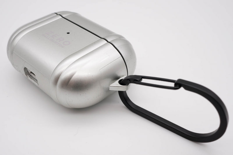 カラビナはややかさばるがいろいろなものに吊るしやすくて便利