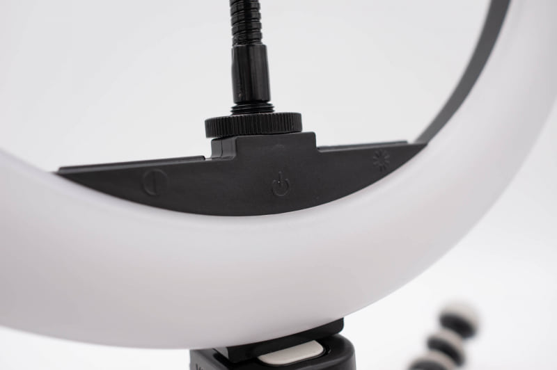 スイッチ類はタッチセンサーでクリック感はな。触れるだけで操作できるので三脚が揺れにくいのでありがたい