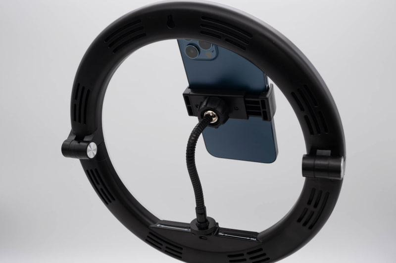 背面。スマホホルダの根元の下にmicroUSBポートがあり、そこに給電する。ちなみに装着してるのは重量級なiPhone 12 Pro Max