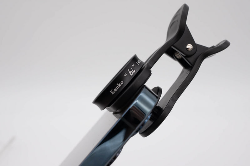 こんな感じで挟んで装着する。中心を合わせるのにはちょっと慣れが必要かも