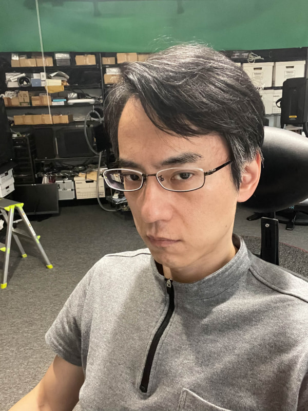 リングライト非使用時。筆者のようなオジサンはこのくらい影が落ちてても変わらないかも知れない。このあたりは好みだが、側面からリングライトを当てても面白い