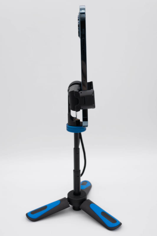 ほぼ水平にも向けられる