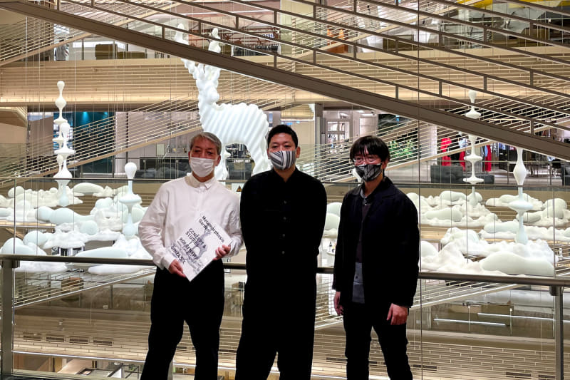 写真右から砂原哲氏、名和晃平氏、アートプロデューサーの後藤繁雄氏