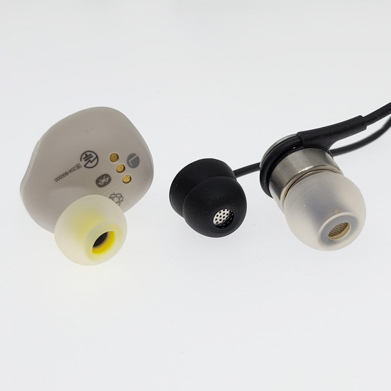 寝ながらイヤホン（中央）とサイズ比較。ワイアレス（左）とカナル型（右）