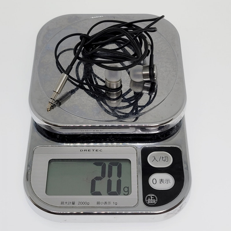 インイヤーカナル型の高級イヤフォンは20g前後はあるだろう