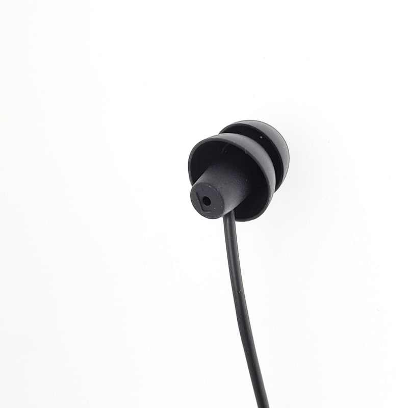 左耳用はめちゃくちゃ小さな文字で”L”と書かれている