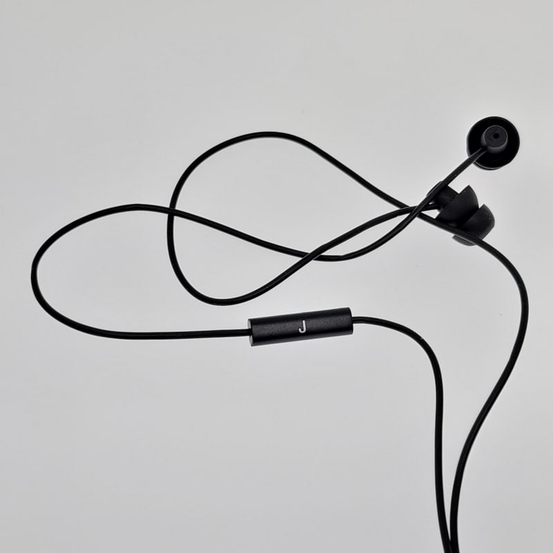 音楽再生時にも受話時にもリモコンとして機能するスイッチ