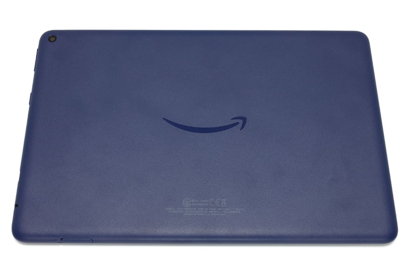 Fire HD 10は460g（実測値）の10.1インチタブレット。片手で余裕で持てる。横向きにした状態で、本体上部にステレオスピーカー、本体右にボリュームスイッチや電源スイッチやUSB-Cポートや内蔵マイクやイヤホンジャックがある。背面は樹脂素材で、サラサラした手触りのマット仕上げ。カラーはオリーブ、デニム、ブラックがあるが、写真はデニム。