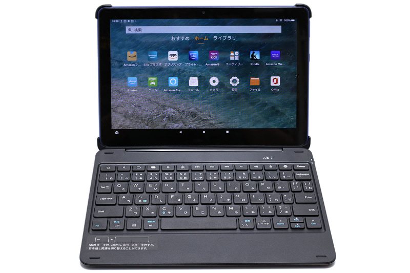 キーボード付きカバーと組み合わせると合計で1082g（実測値）となる。持ち歩くにはビミョーに重い端末になっちまいますな。キーボード付きカバー底面には4つの滑り止めがありつつ、重さもそこそこあるので、クラムシェル状態で置いて使う時の安定性はイイ感じだ。