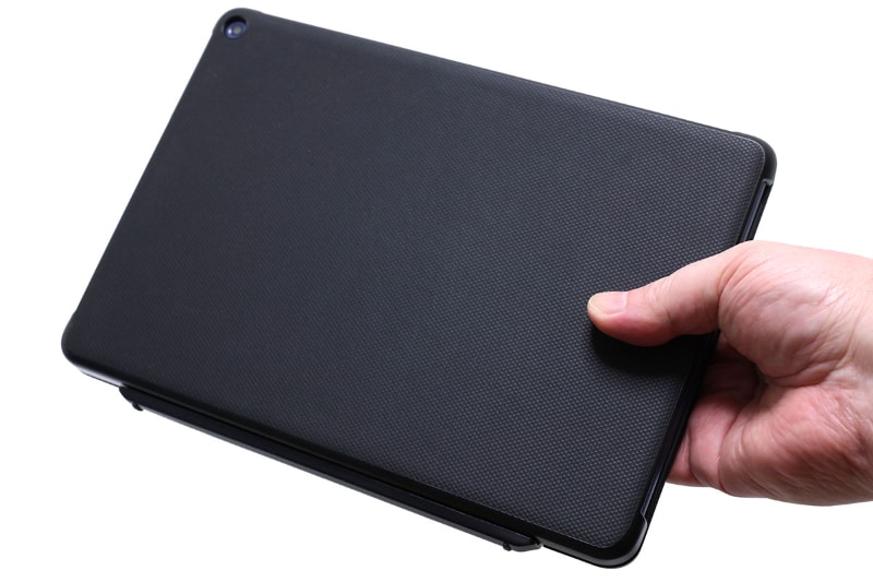 キーボード付きカバーと組み合わせると合計で1082g（実測値）となる。持ち歩くにはビミョーに重い端末になっちまいますな。キーボード付きカバー底面には4つの滑り止めがありつつ、重さもそこそこあるので、クラムシェル状態で置いて使う時の安定性はイイ感じだ。