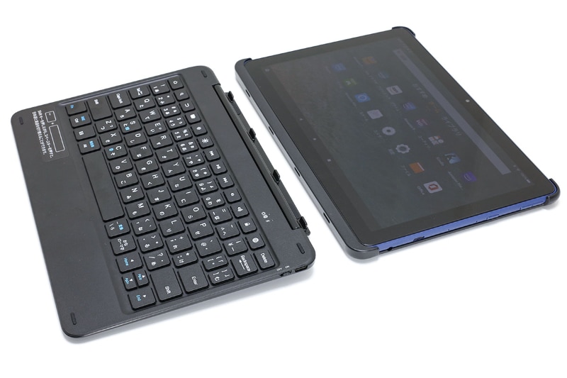 キーボードとカバーはこのように分離できる。キーボード部単体の重さは489g（実測値）で、カバー部単体の重さは134g（実測値）。Fire HD 10本体にカバーを装着した時の重さは594g（実測値）となり、この重さなら携帯も苦にならない。カバーとキーボードの嵌合部には双方にマグネットが仕込まれており、スマートに脱着できる。