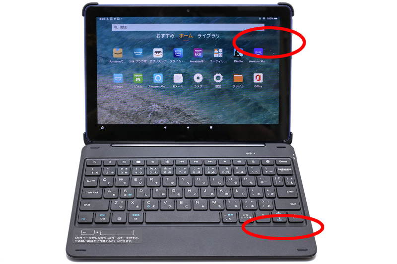 キーボードのカーソルキー付近にマグネットと思わしきものが入っていて、画面の右上にはセンサーと思わしきものが入っていて、これらによりカバーの開閉とFire HD 10のスリープ・復帰が連動するようだ。