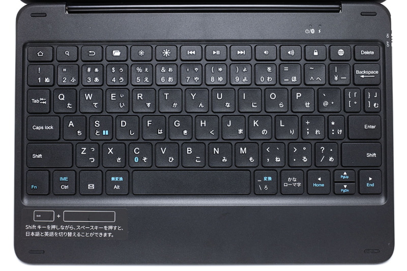 専用キーボード付きケースのキー配列。配列の一部が変態的。キー上部には使うと便利なメディアキーが並ぶ。
