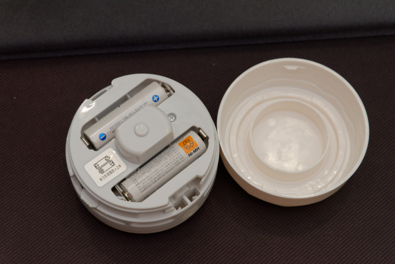 別売の単三乾電池2本で動作