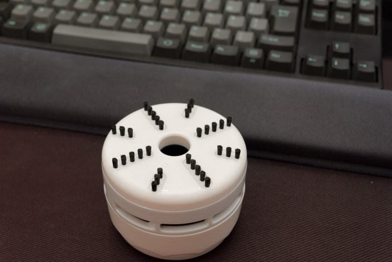 中央の穴から吸い込む。ブラシがあるおかげで、隙間のゴミも浮かせやすい