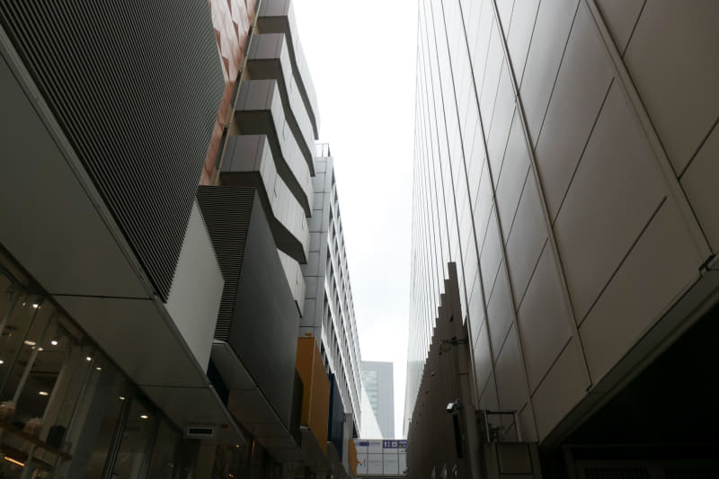 「アート＆空間らくがき」では、空にパラソルが浮かび上がって見えた