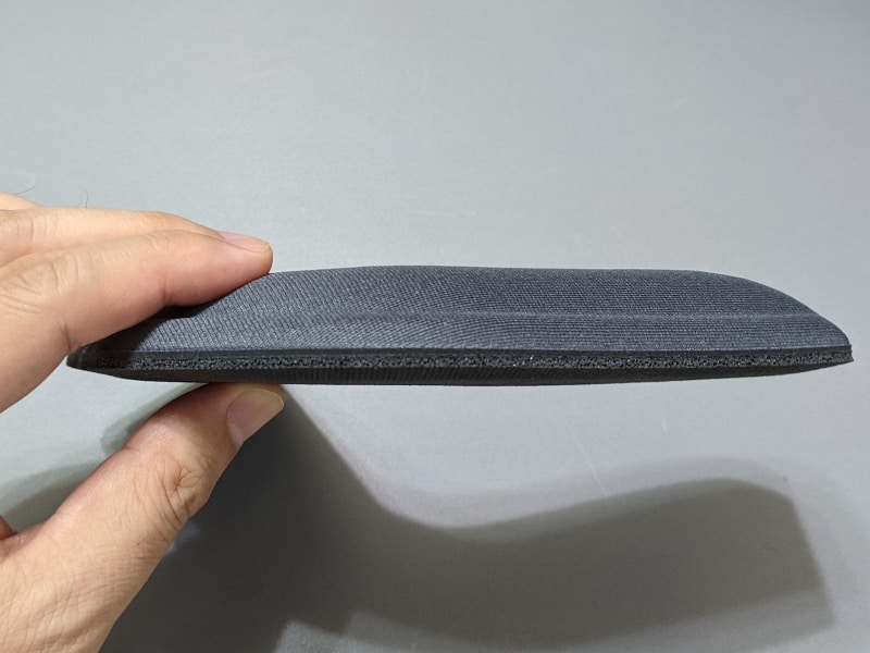 低反発ポリウレタン製で厚みはそこそこある