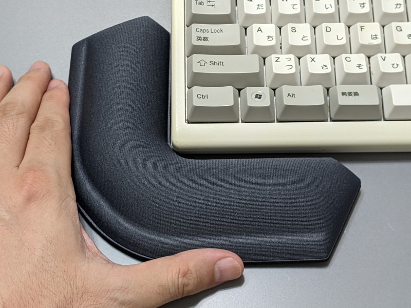 キーボードの角に設置できる。キーボードを打つ手が斜め方向から伸びている場合もフィットする