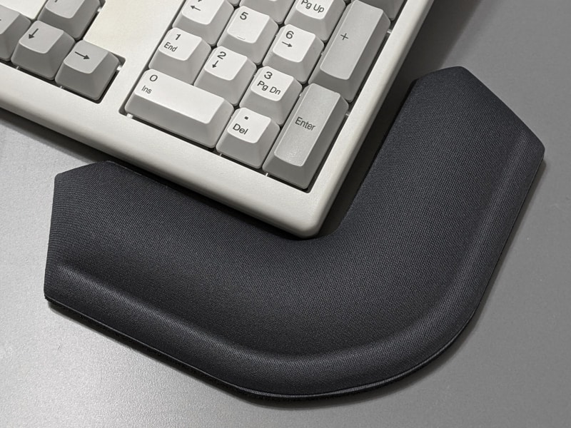 キーボードの右側に置くとテンキー部を囲い込む形になるので、数値入力が容易になる