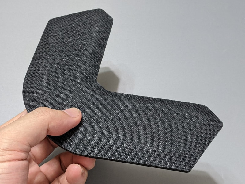 裏面は滑り止め加工が施されているが、よくある粘着タイプではないためずれやすい